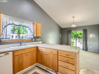 Photo #6: 23609402 Listing