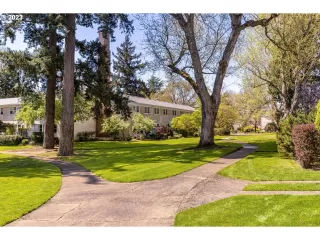 Photo #4: 23610339 Listing