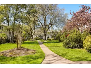 Photo #5: 23610339 Listing