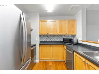 Photo #4: 23610839 Listing