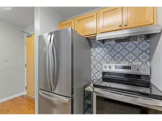 Photo #5: 23610839 Listing