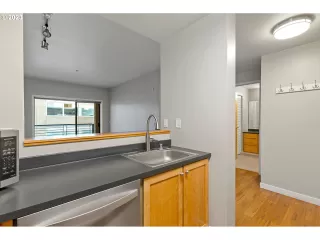 Photo #6: 23610839 Listing