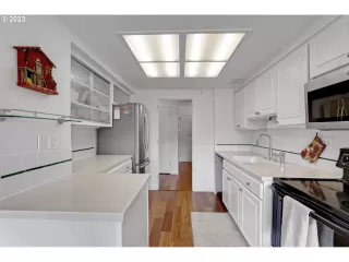 Photo #5: 23613404 Listing