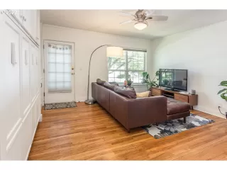 Photo #5: 23614012 Listing