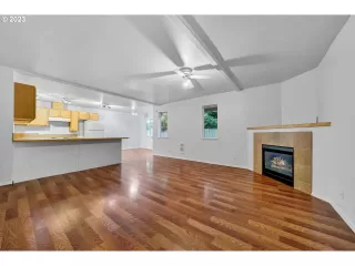 Photo #4: 23616145 Listing