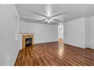 Photo #5: 23616145 Listing