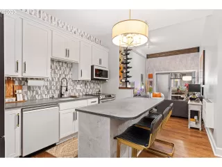 Photo #6: 23617209 Listing