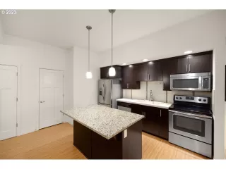 Photo #4: 23621295 Listing