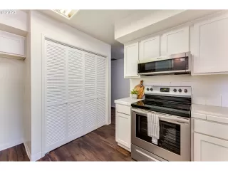 Photo #5: 23624745 Listing