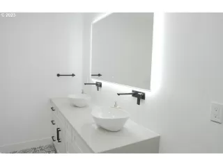 Photo #4: 23627183 Listing