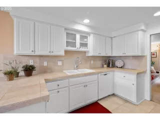 Photo #5: 23627864 Listing