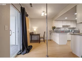 Photo #5: 23628503 Listing