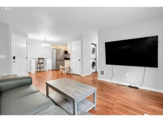 Photo #5: 23628902 Listing