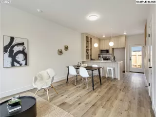 Photo #4: 23629383 Listing