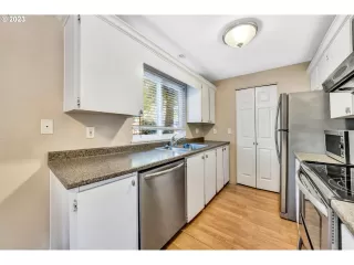 Photo #5: 23629542 Listing 