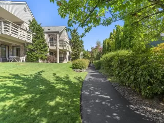 Photo #2: 23629716 Listing