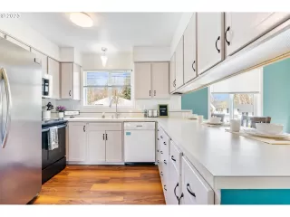 Photo #5: 23630746 Listing