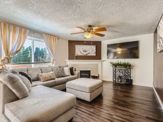 Photo #4: 23632692 Listing