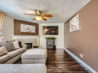 Photo #5: 23632692 Listing