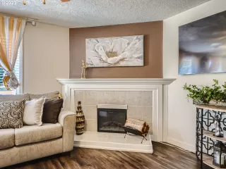 Photo #6: 23632692 Listing