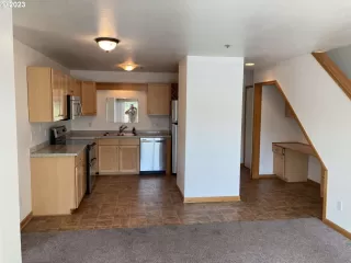 Photo #6: 23633571 Listing