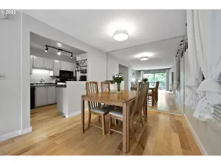 Photo #5: 23635496 Listing