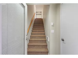 More Details about MLS # 23637153 : 7513 N LEAVITT AVE