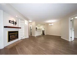 Photo #4: 23637804 Listing