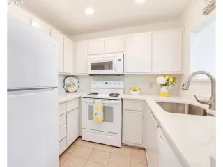 Photo #5: 23638204 Listing