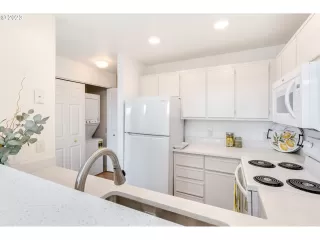 Photo #6: 23638204 Listing