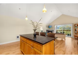 Photo #6: 23639003 Listing