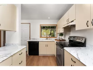 Photo #5: 23640980 Listing 