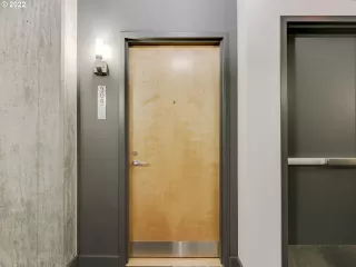 Photo #4: 23642842 Listing