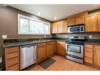 Photo #4: 23645961 Listing