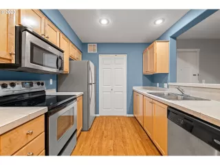 Photo #6: 23649992 Listing