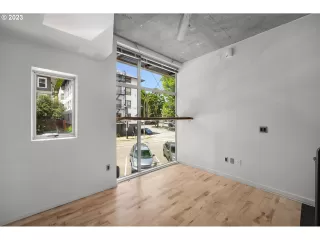 Photo #4: 23660398 Listing