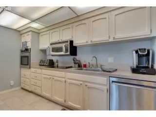 Photo #4: 23660481 Listing