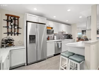 Photo #4: 23665764 Listing