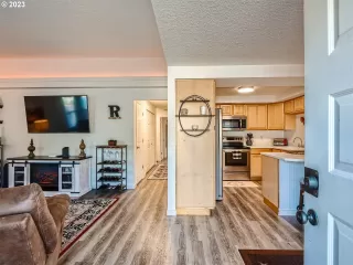 Photo #4: 23666107 Listing 