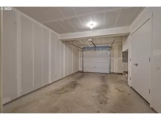 Photo #6: 23666391 Listing