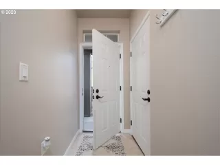 Photo #5: 23667368 Listing