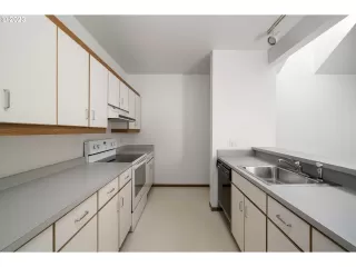 Photo #3: 23668100 Listing