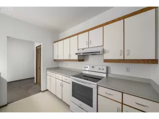 Photo #4: 23668100 Listing