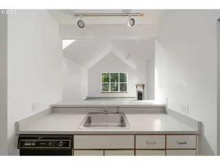 Photo #5: 23668100 Listing