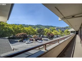 Photo #4: 23669459 Listing