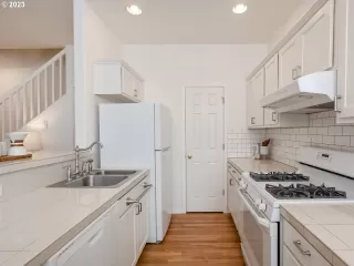 Photo #6: 23672416 Listing