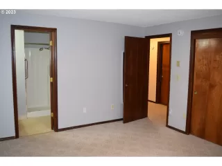 Photo #5: 23672597 Listing