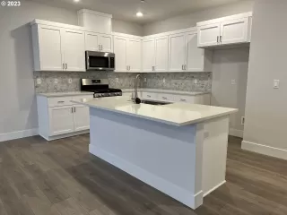 Photo #2: 23674319 Listing