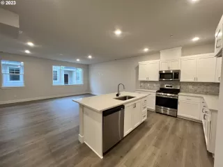 Photo #3: 23674319 Listing