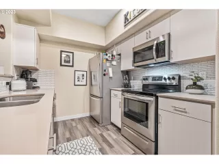 Photo #5: 23675877 Listing
